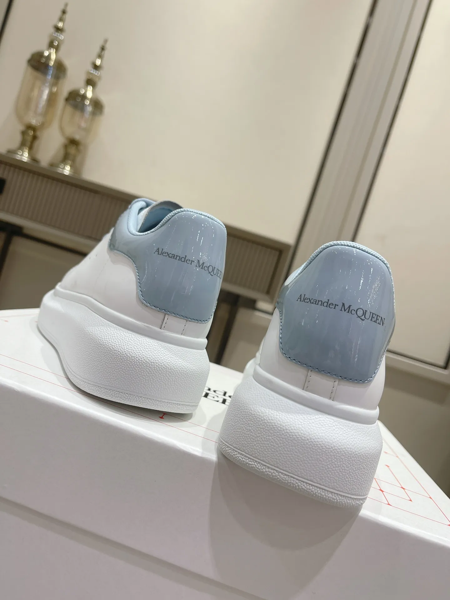👟👟Ex-factory price 480👟👟 𝘼𝙡𝙚𝙭𝙖𝙣𝙙𝙚𝙧 𝙈𝙘𝙌𝙪𝙚𝙚𝙣 (High-end quality colors will be added one after another) ) 💛💚McQueen couple thick-soled series of white shoes 🔸Upper: top-layer waxed silk cowhide (EU 3A standard) 🔸Inner: water-dyed sheepskin 🔸Outsole: T👟👟Ex-factory price U vacuum original matte bottom Absolutely high version High cost performance Welcome to compare ✔ ❥Female size 35---40 ❥Male size 39---44 "Special size 34.45 can be customized without refund or exchange"
